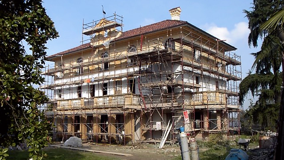 Villa ottocentesca circondata da ponteggi durante i lavori di restauro delle facciate.